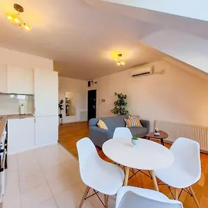  Apartment Dd